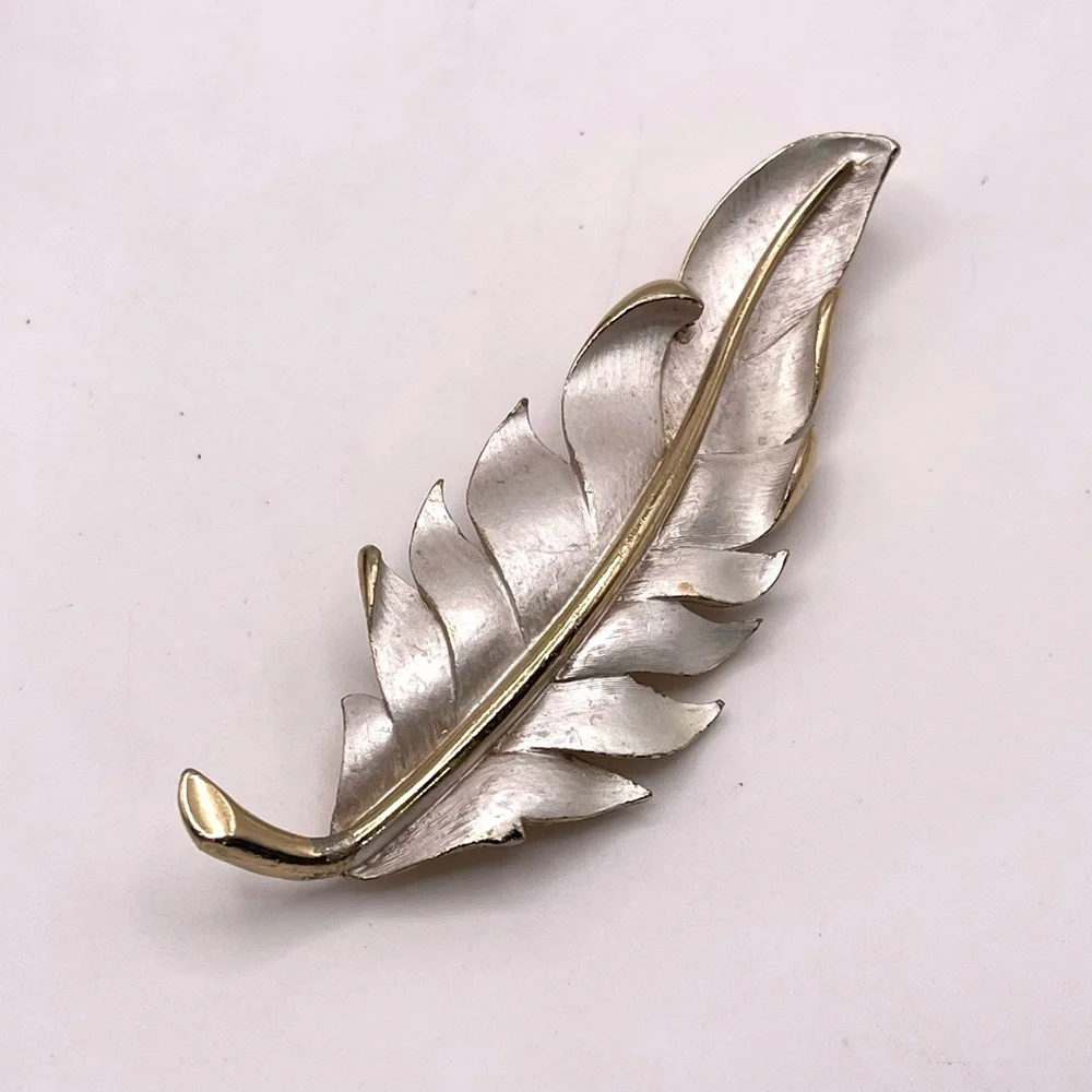 Fashionable Vintage Silver Tone Feather Leaf Statement Brooch Substantial Pc